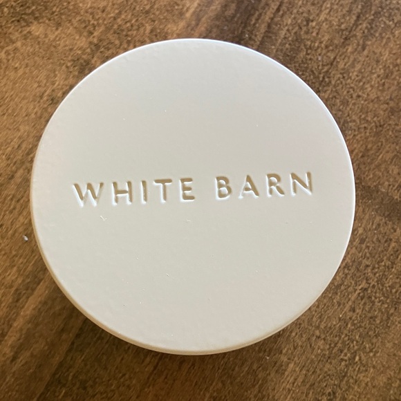 White Barn Cream Candle - Palo Santo & Sage - Picture 4 of 5